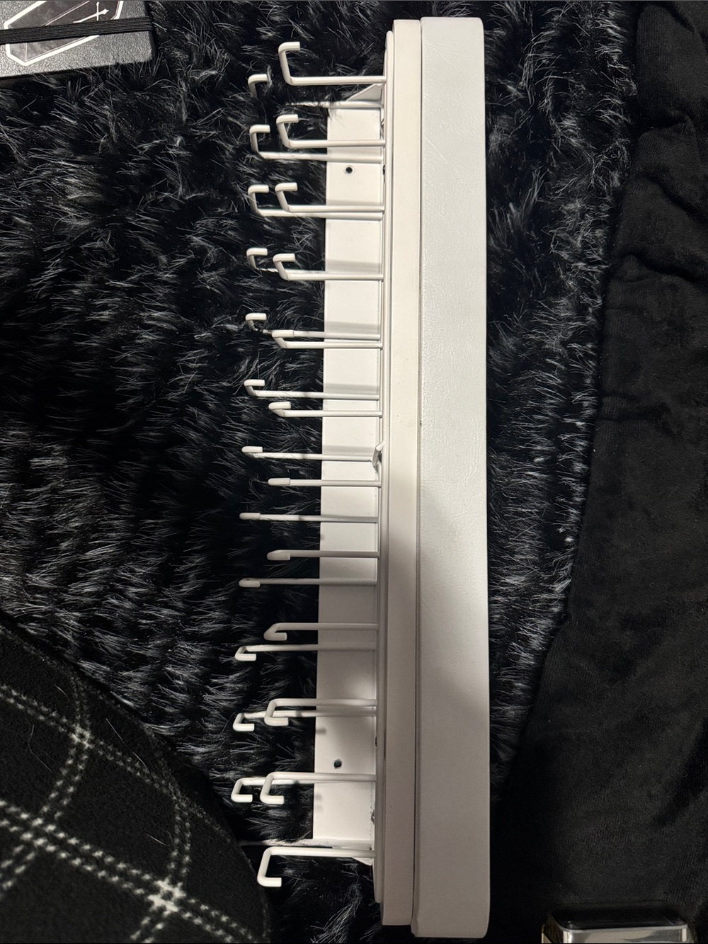 Jewelry holder with magnetic top
